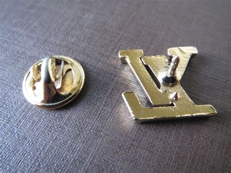 lv brooch pin